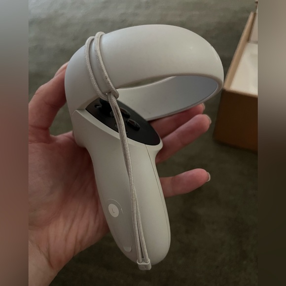 Oculus Quest 2 VR Headset - Picture 9 of 11